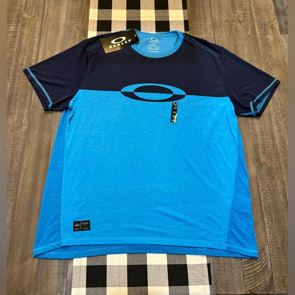 Brand: Oakley
Type: T-Shirt
Size: XXL
Condition: BRAND NEW!!